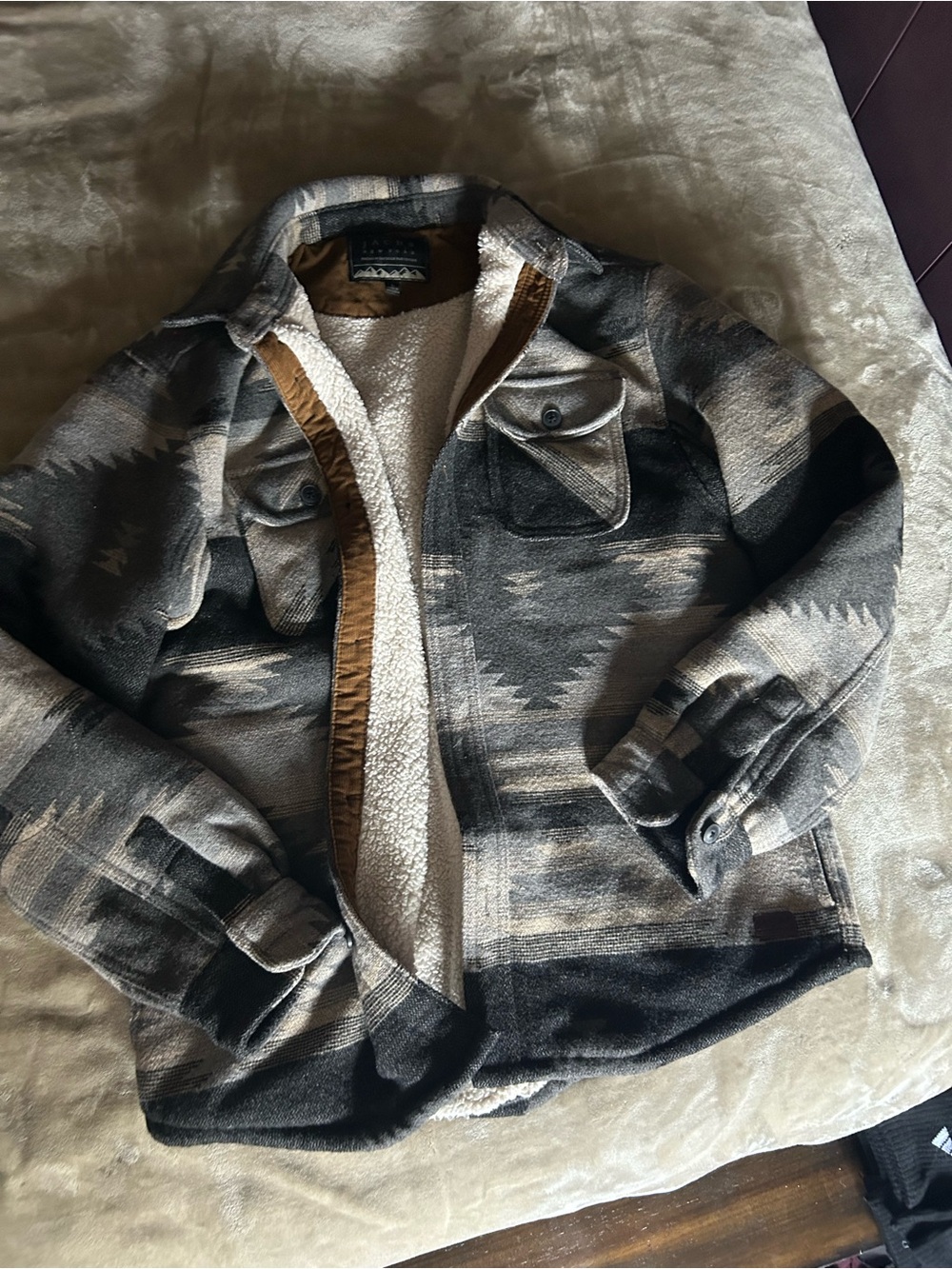 Jachs Men's Aztec-Pattern Sherpa Jacket in Gray and Black